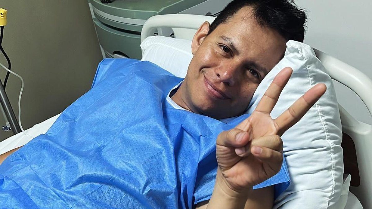 Jhonatan Luna luego de su cirugía, en una clínica de Guayaquil.