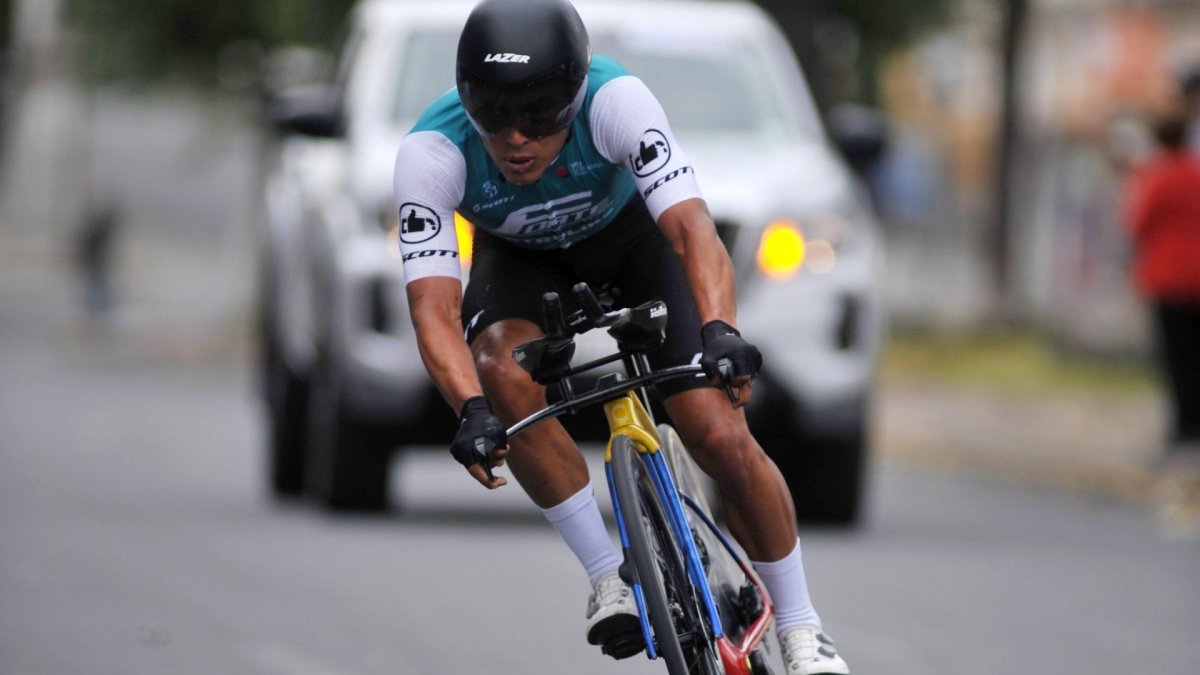 Jonathan con la licra de su nuevo equipo este 2024, el continental Petrolike Forte, de México.