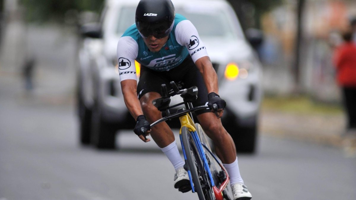 Jonathan con la licra de su nuevo equipo este 2024, el continental Petrolike Forte, de México.