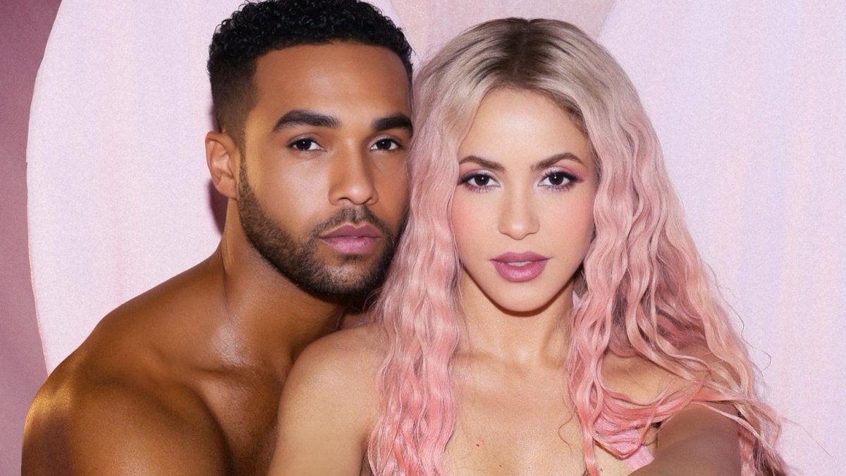 Shakira y el actor Lucien Laviscount.