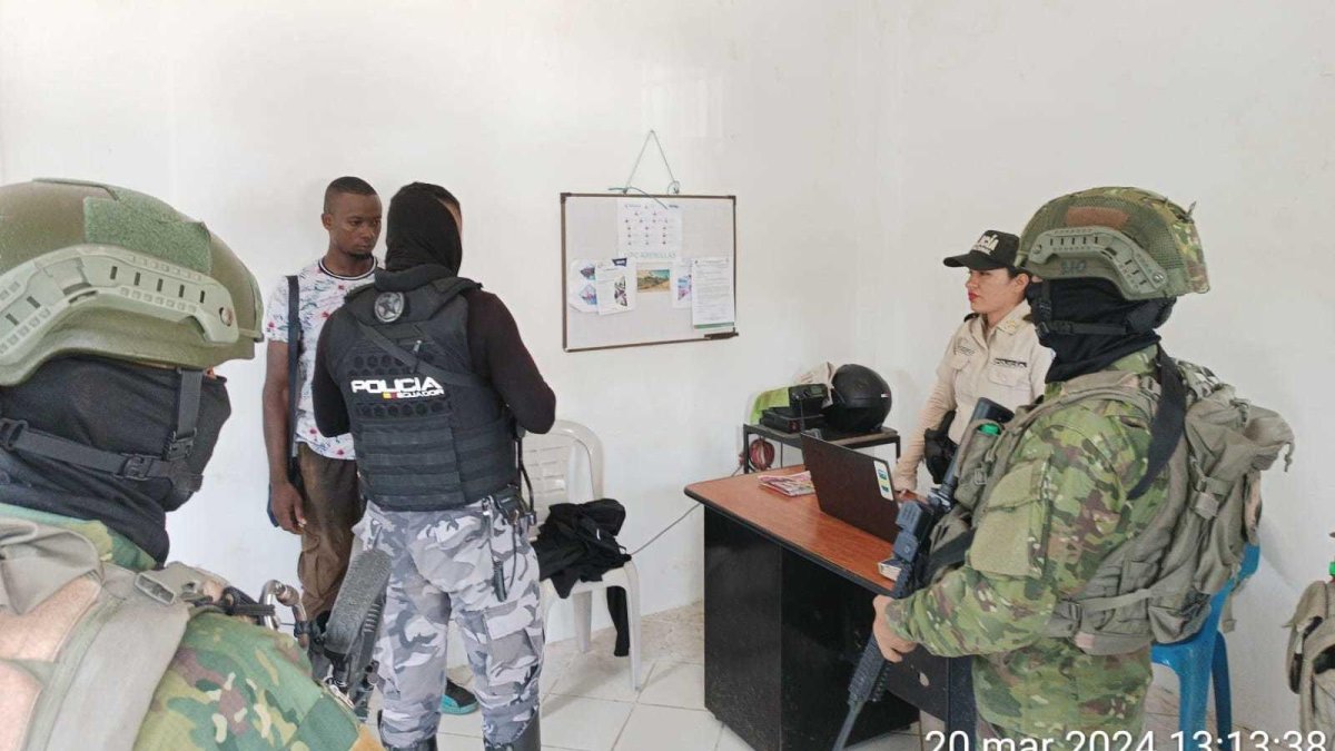 Según el informe oficial, el extranjero habría estado haciendo unos cobros a unos comerciantes del mercado.