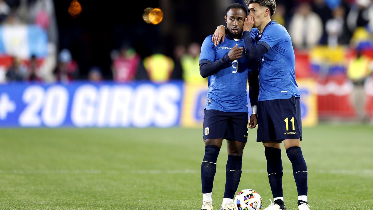 Jeremy Sarmiento (d) y John Yeboah protagonizaron la jugada del primer gol de Ecuador, en la victoria 2-0 ante Guatemala.