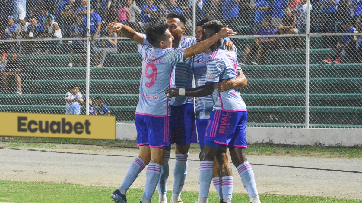Facundo Castelli celebra con sus compañeros el gol de Emelec en el estadio Nueve de Mayo de Machala.