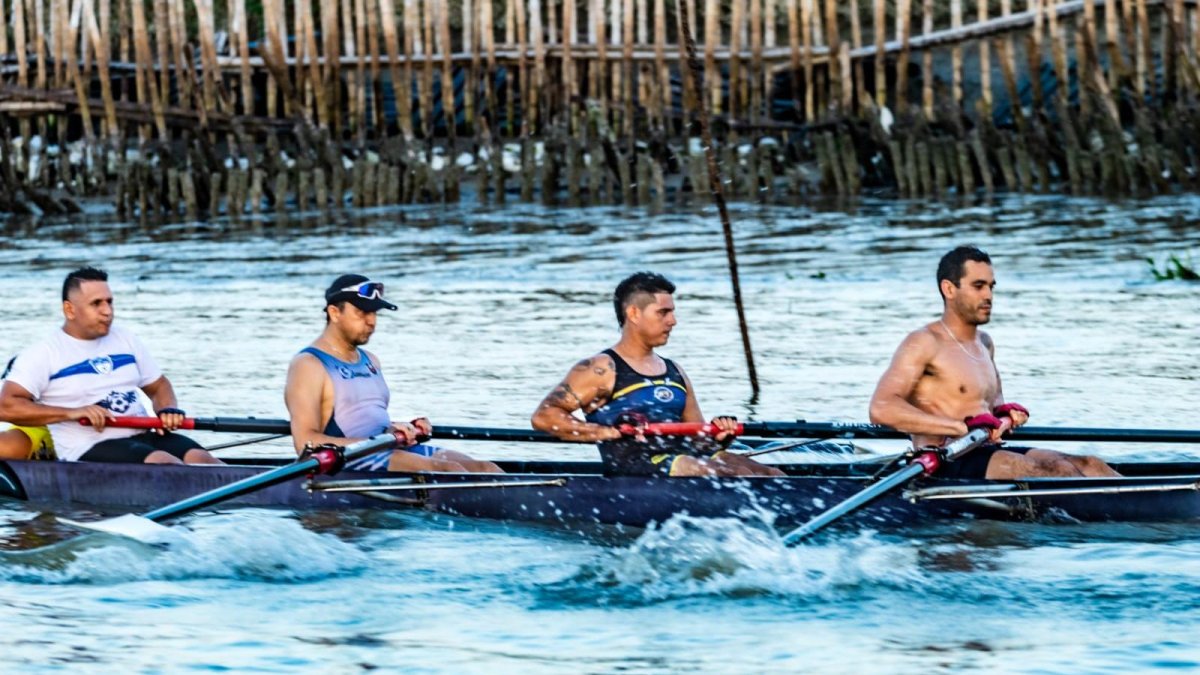 Remeros de la yola de Astillero-Cleveland durante una de sus últimas prácticas previo a la edición 85 de la competencia.