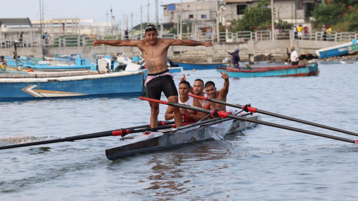 Los integrantes de la yola de Manuel Calle 2 celebrando su llegada a Posorja en primer lugar este viernes 29 de marzo.