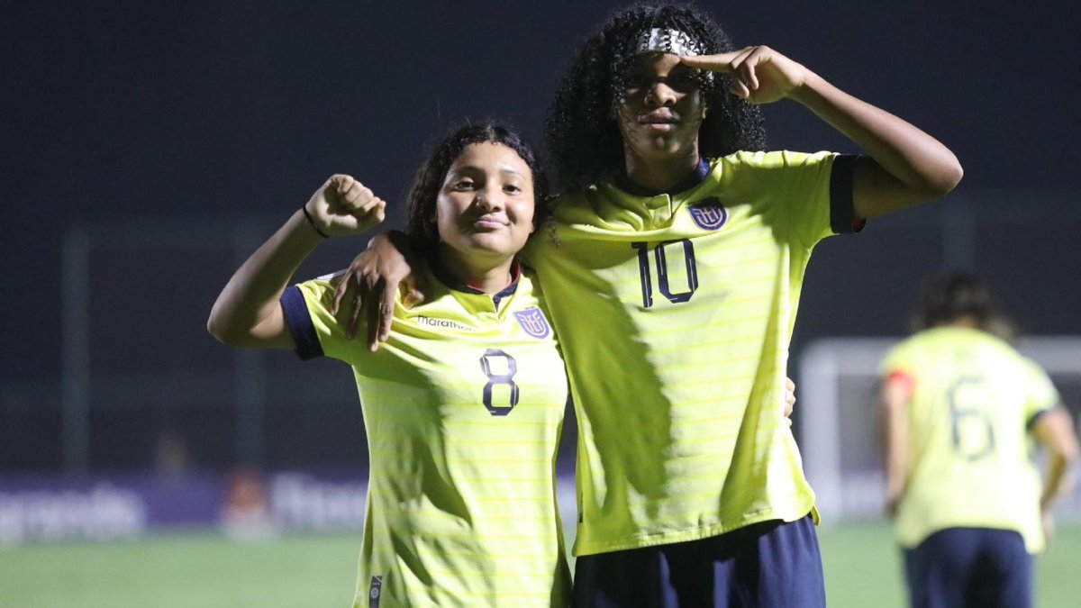 Las crack de la jugada del gol Mary Guerra (8)    dio el pase para que Doménica Arboleda (10) haga el gol.