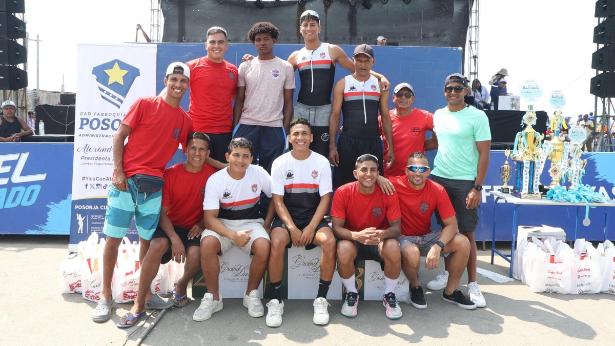 Los integrantes de Manuel Calle 1 y 2, segundo y primer lugar, respectivamente, en el podio final de la regata Guayaquil Posorja.