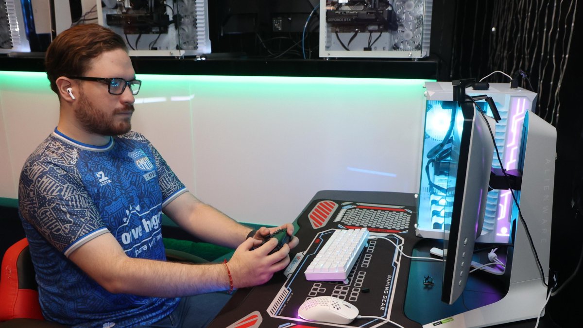 El gamer Sebastián Esparza trabaja para Emelec y contribuye con el cuerpo técnico del equipo pricipal