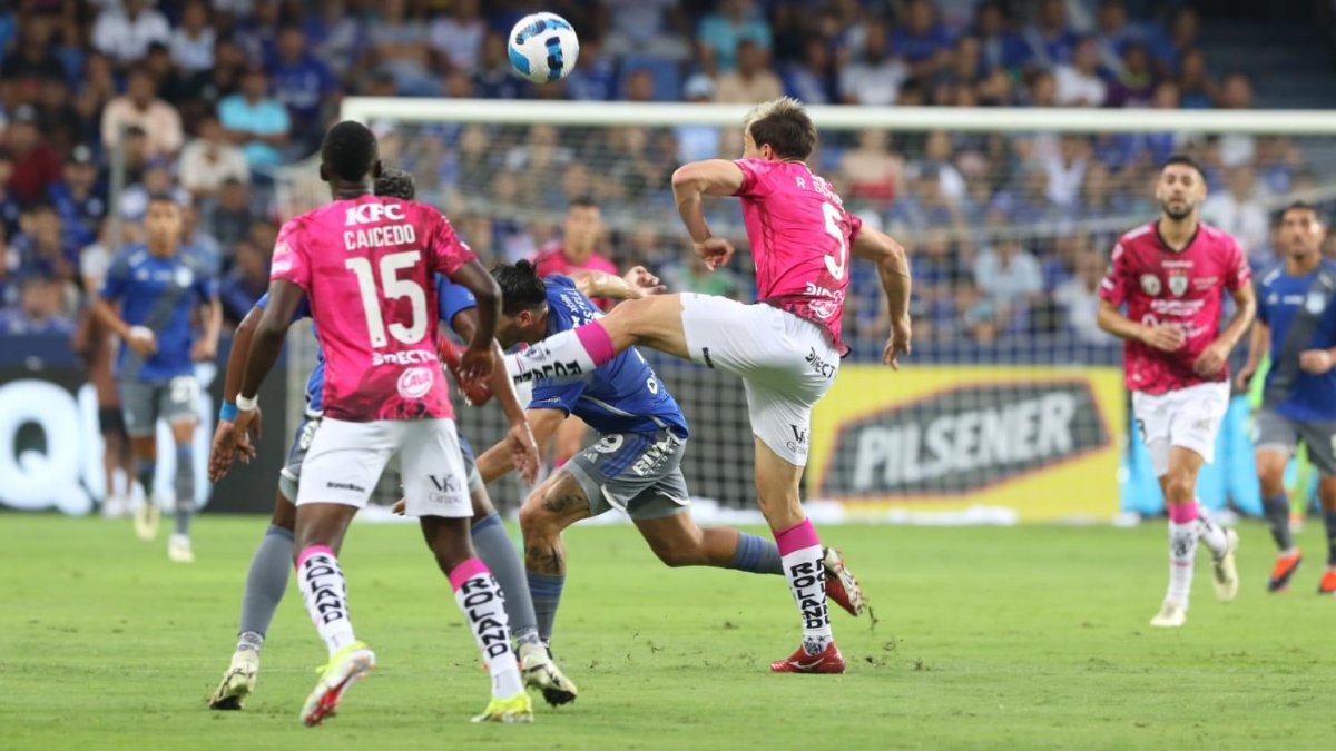 El encuentro se desarrolla de manera pareja. No marcan diferencias.