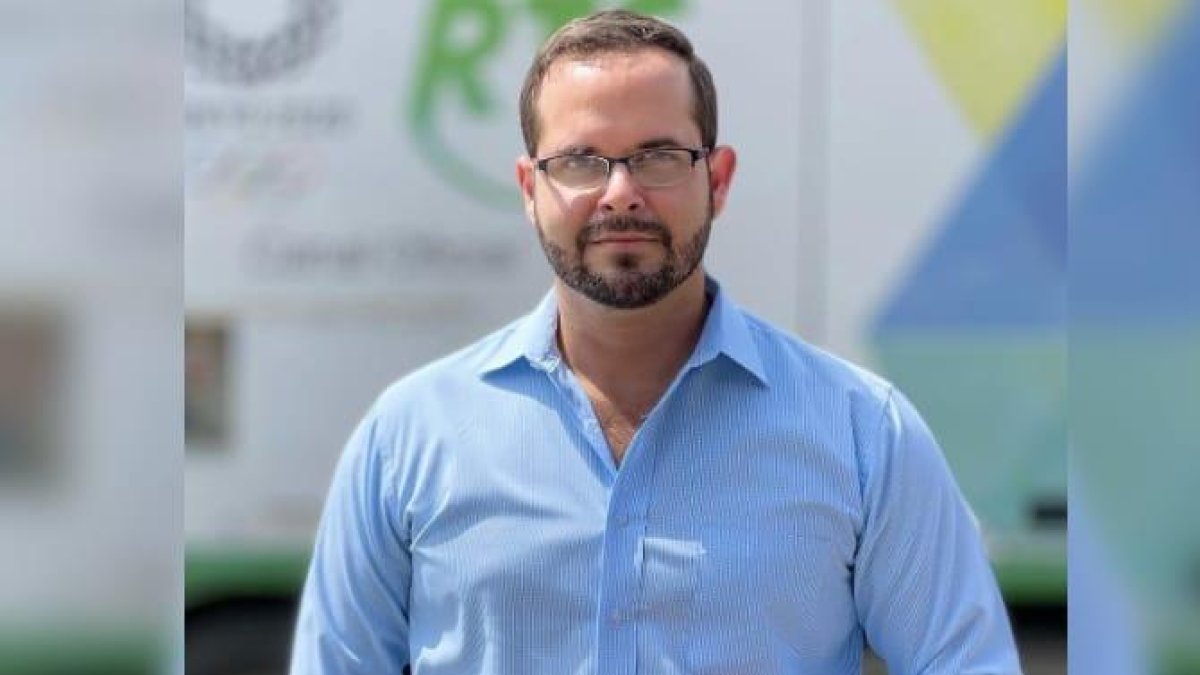 Julio Cesar Saona reportando las noticias de un reconocido canal