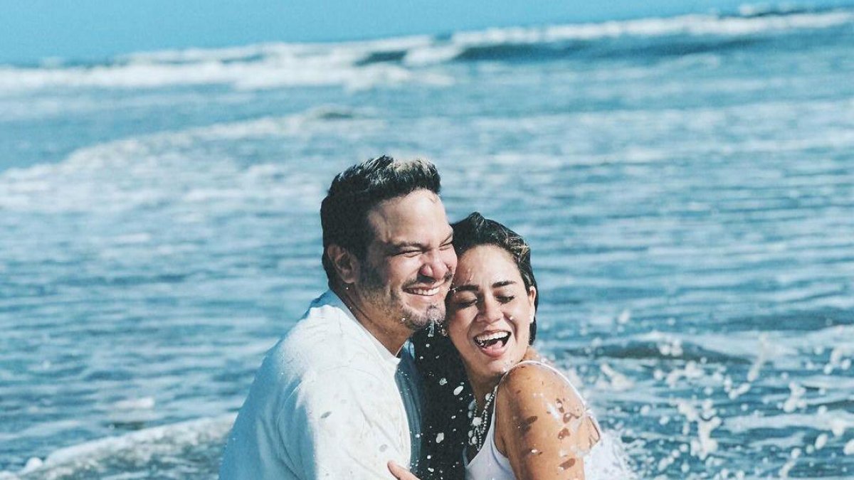 Leonardo Moreira y su novia se realizaron una sesión de fotos en la playa.