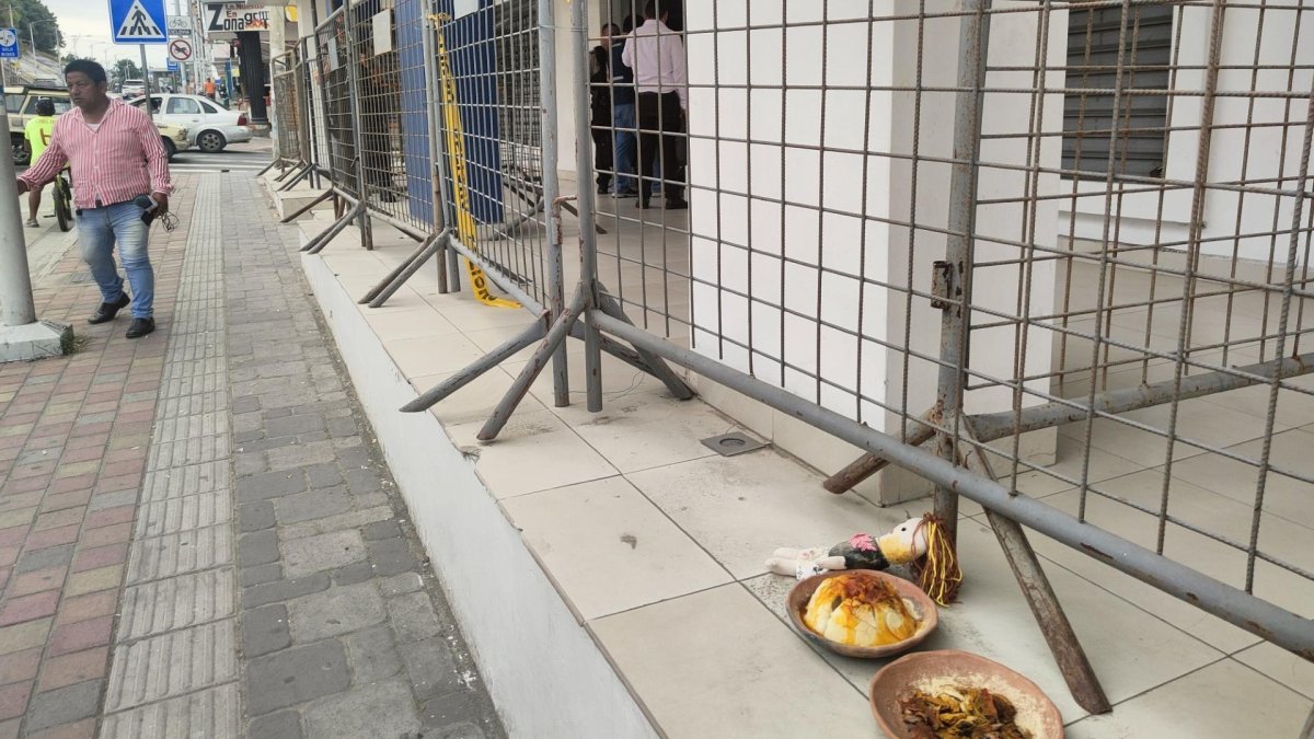 La muñeca y los platos con comida y monedas en la Fiscalía habrían sido enviados por organizaciones delictivas.