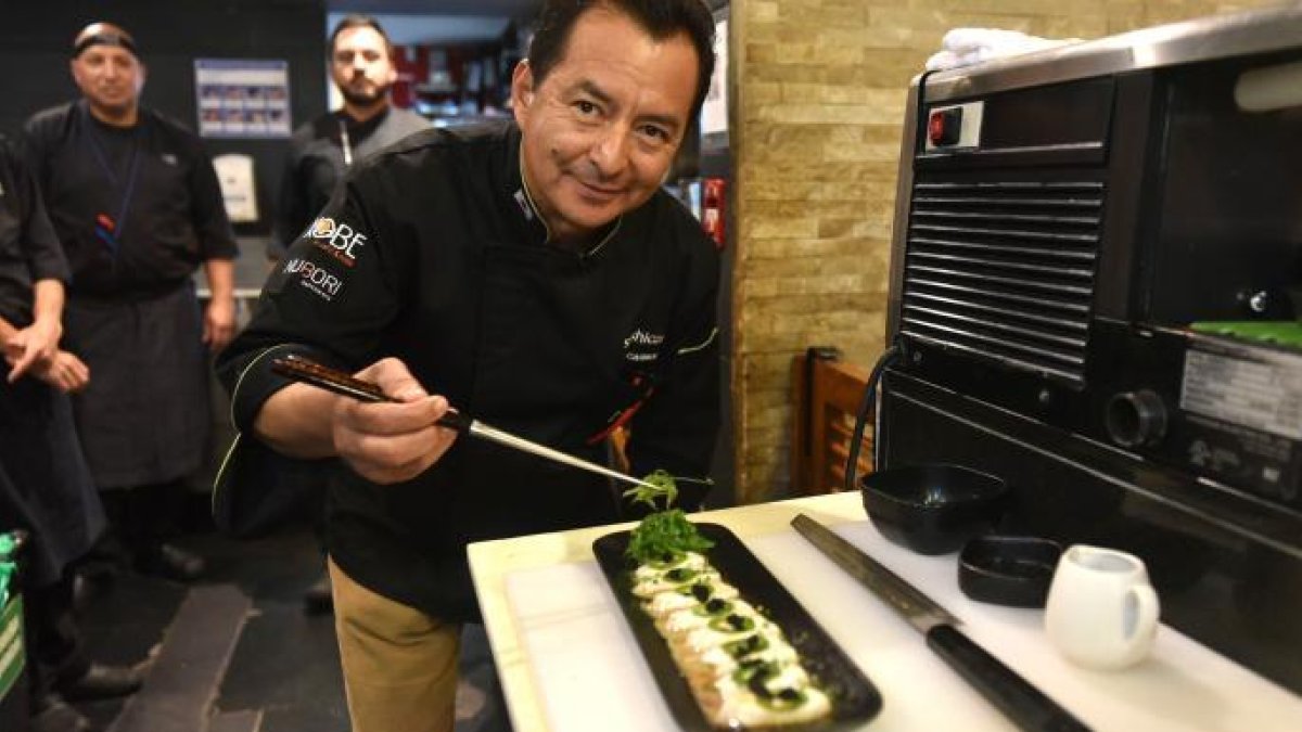 Restaurante.- El chef Noé Carmona muestra un plato de la comida japonesa y fusión que ofrece en Noe.