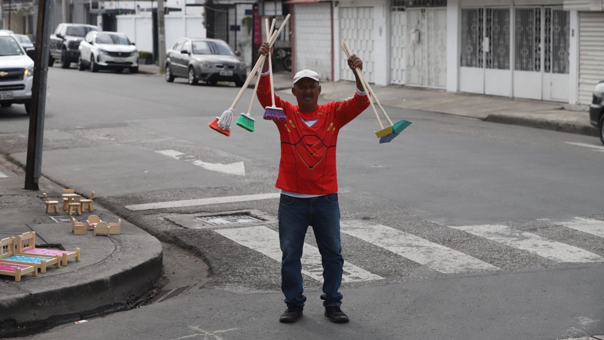Juan sabe cuando cambia de color el semáforo para así poder ofrecer sus productos de forma segura  