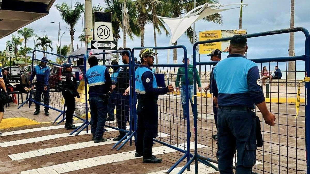 Funcionarios municipales acordando la zona del incidente