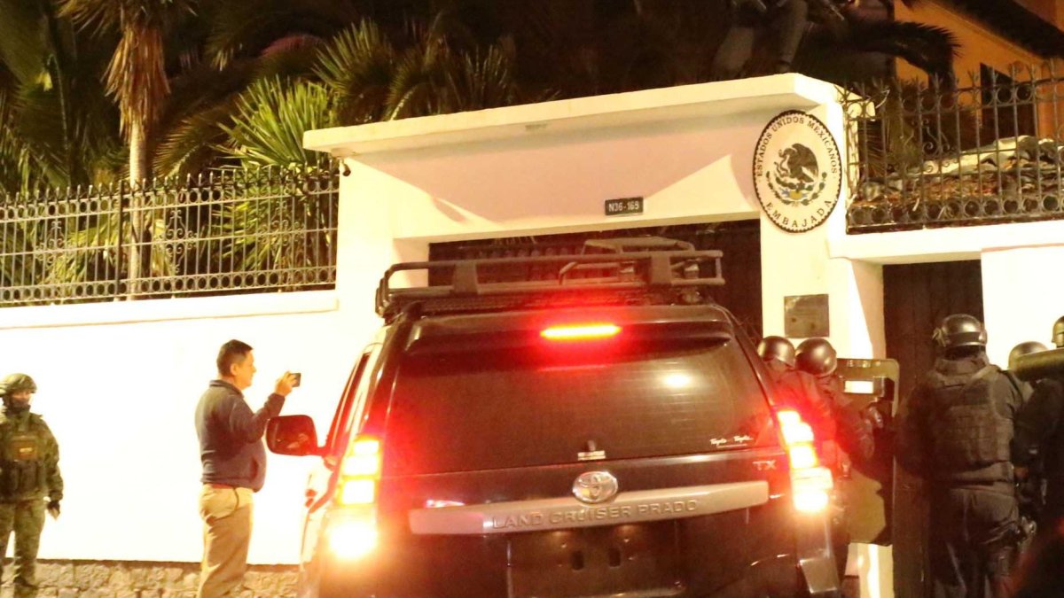 Con blindados irrumpieron en la Embajada de México.