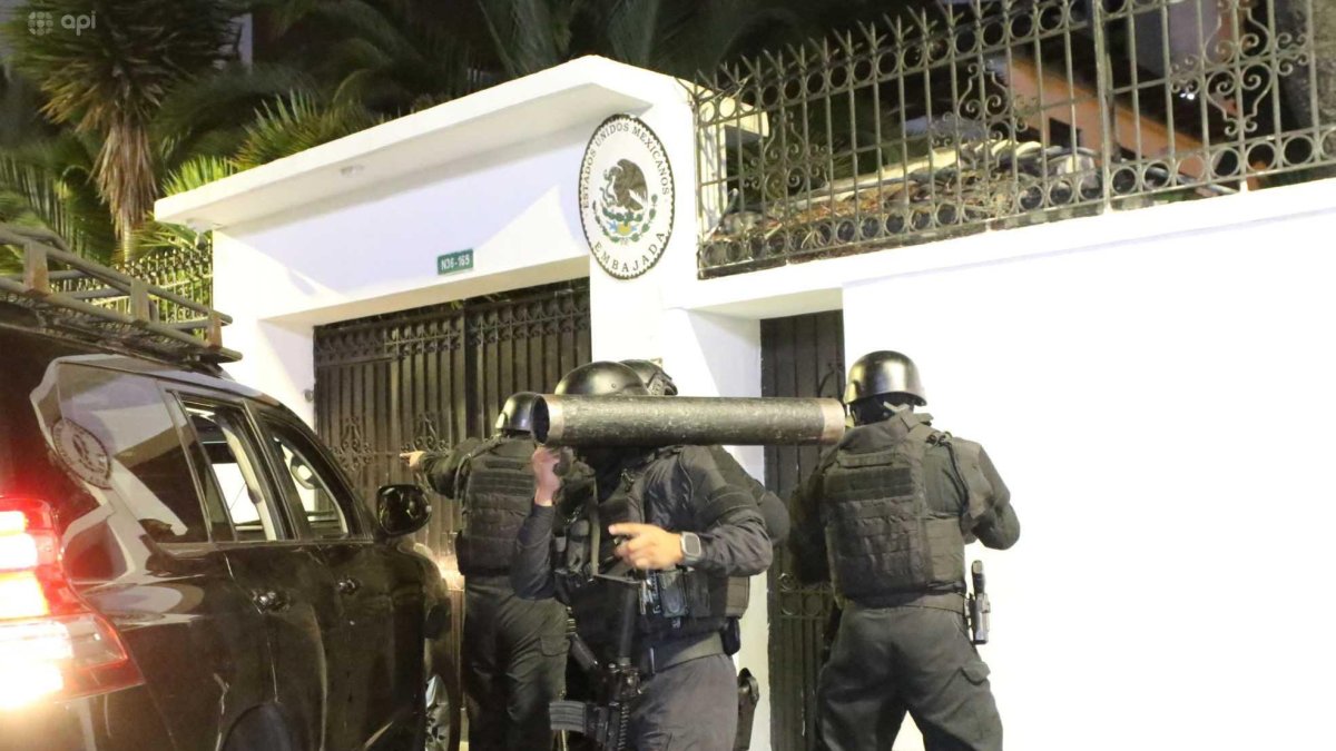 Así ingresó un grupo especial de la Policía a la Embajada de México.