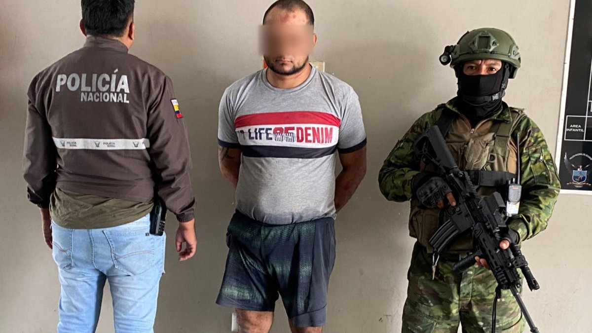 Las fuerzas del orden presentaron al detenido.