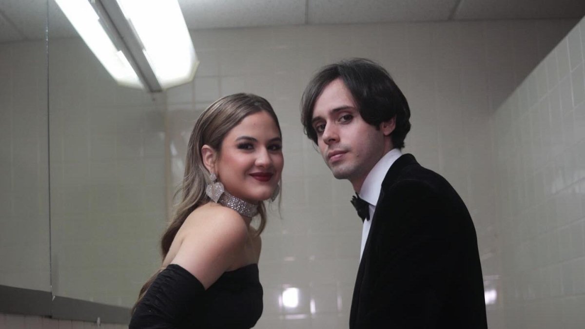 Luego de anunciar su relación con Mar en agosto, Oskar brindó un concierto en España, y de la emoción se puso una camiseta con la cara de ella estampada.