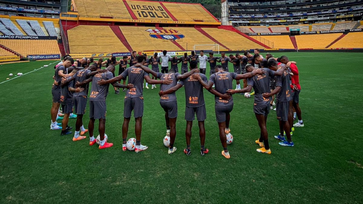 Una oración antes del partido con Talleres. Barcelona quedó listo para su debut de local en la Copa Libertadores.