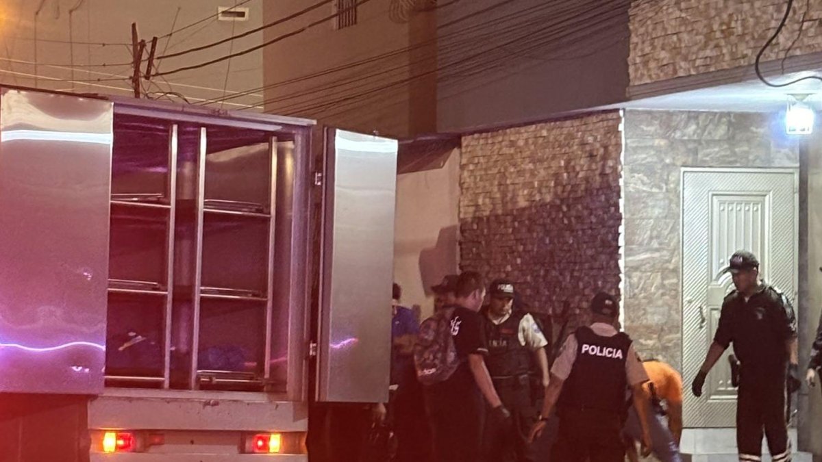 El hombre murió en el sitio y la mujer falleció luego, en una casa de salud. La pequeña resultó ilesa y sería la hija de la fémina. Se investiga si el ataque armado iba dirigido al ciudadano.