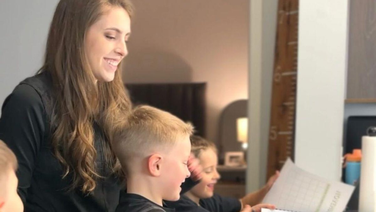 Samantha Bird educa a sus hijos y les enseña a ahorrar.