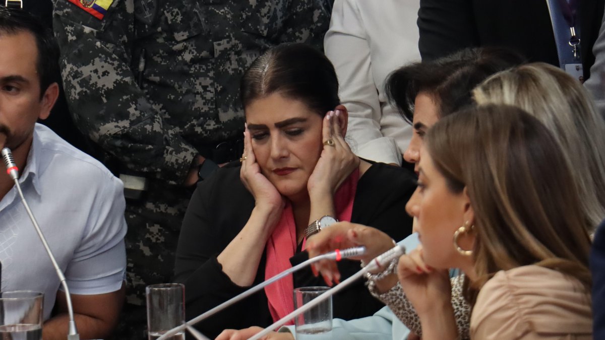 Mónica Palencia, ministra de Gobierno, se tapa los oídos durante una sesión de la Asamblea Nacional.