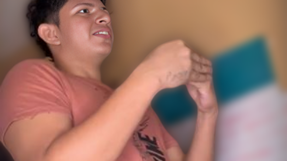 Josué Suárez en pleno juego del péndulo humano.