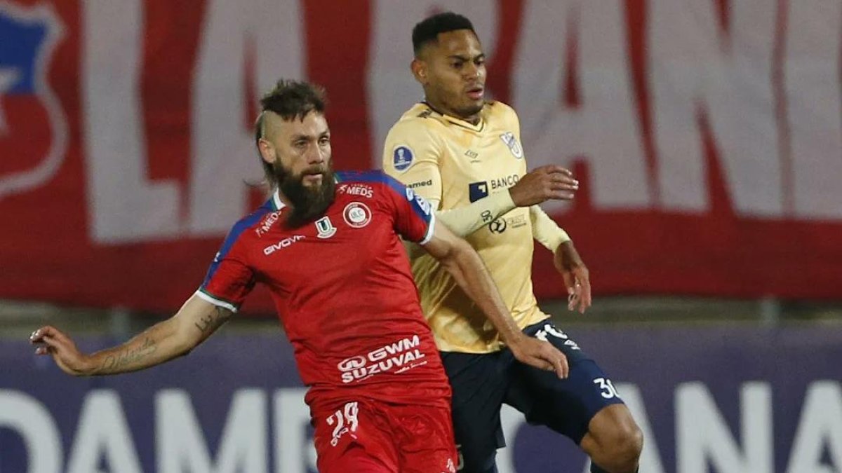 Ismael Díaz (d), delantero de Universidad Católica anotó el gol de la victoria en la Sudamericana