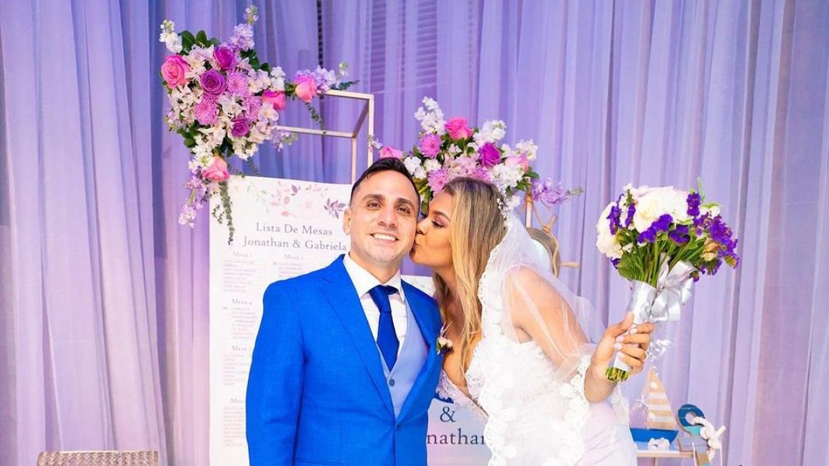 Jonathan Sánchez y su esposa durante la boda.