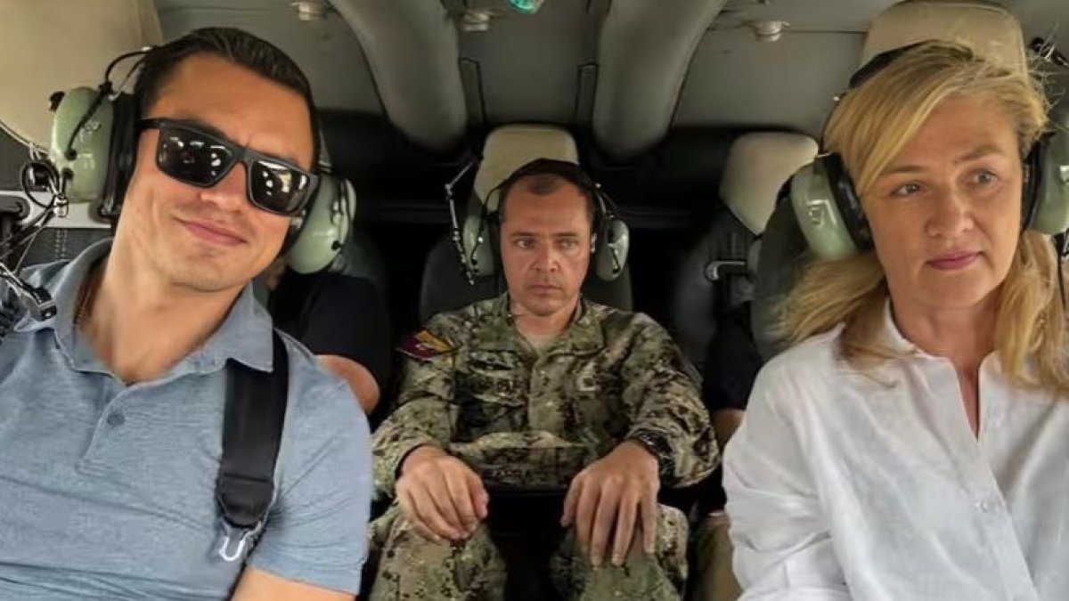 Durante la entrevista concedida a SBS News, Australia, Noboa realizó un recorrido en helicóptero con el equipo de prensa, en Ecuador.