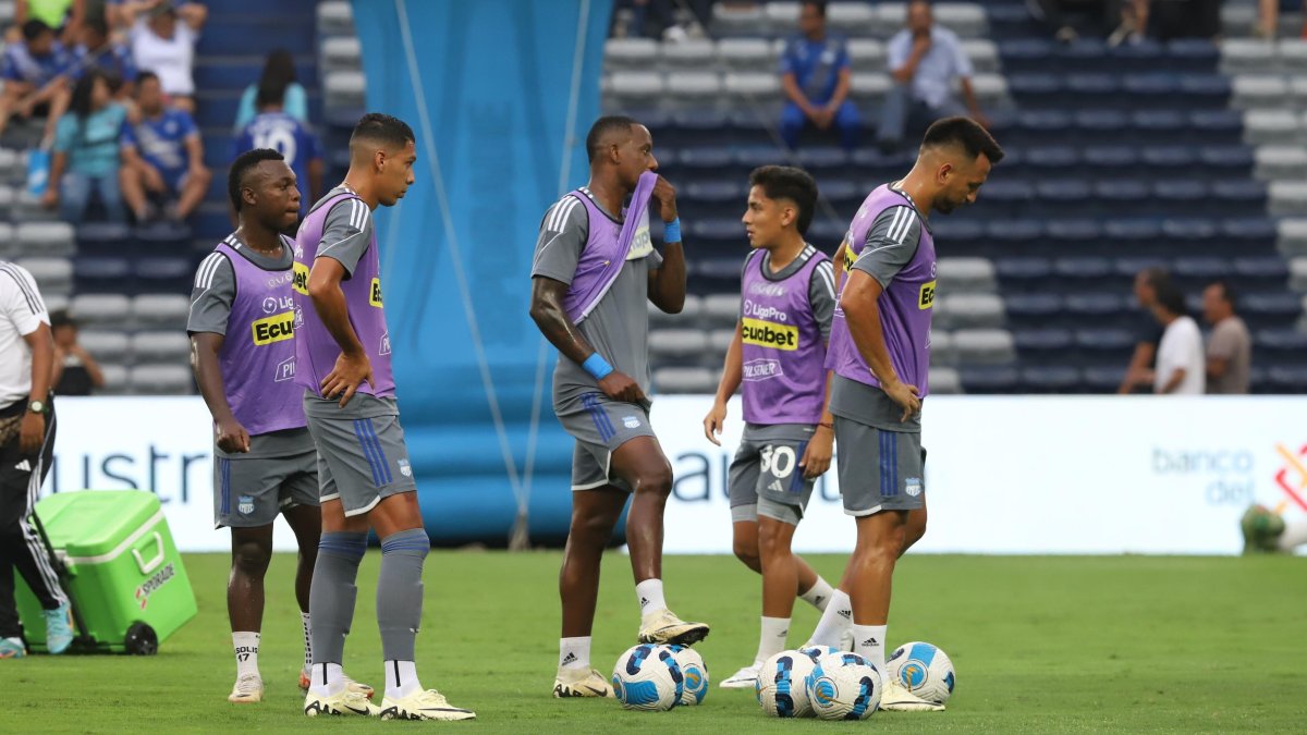 Jugadores de Emelec durante entrada en calor en el estadio George Capwell.
