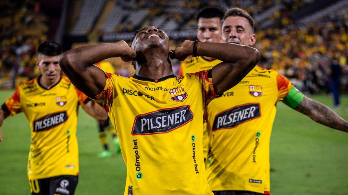 Djorkaeff Reasco celebra su tanto del triunfo.