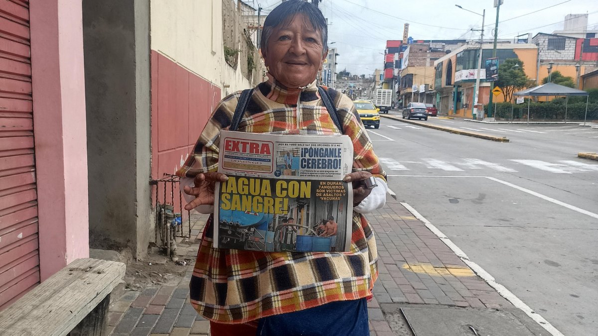 Lupita lleva 60 años voceando EXTRA.