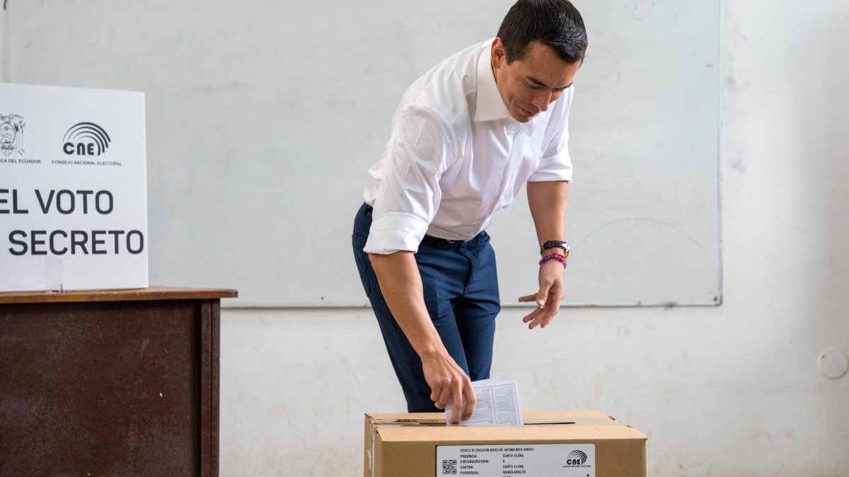 Así votó Daniel Noboa en Olón.