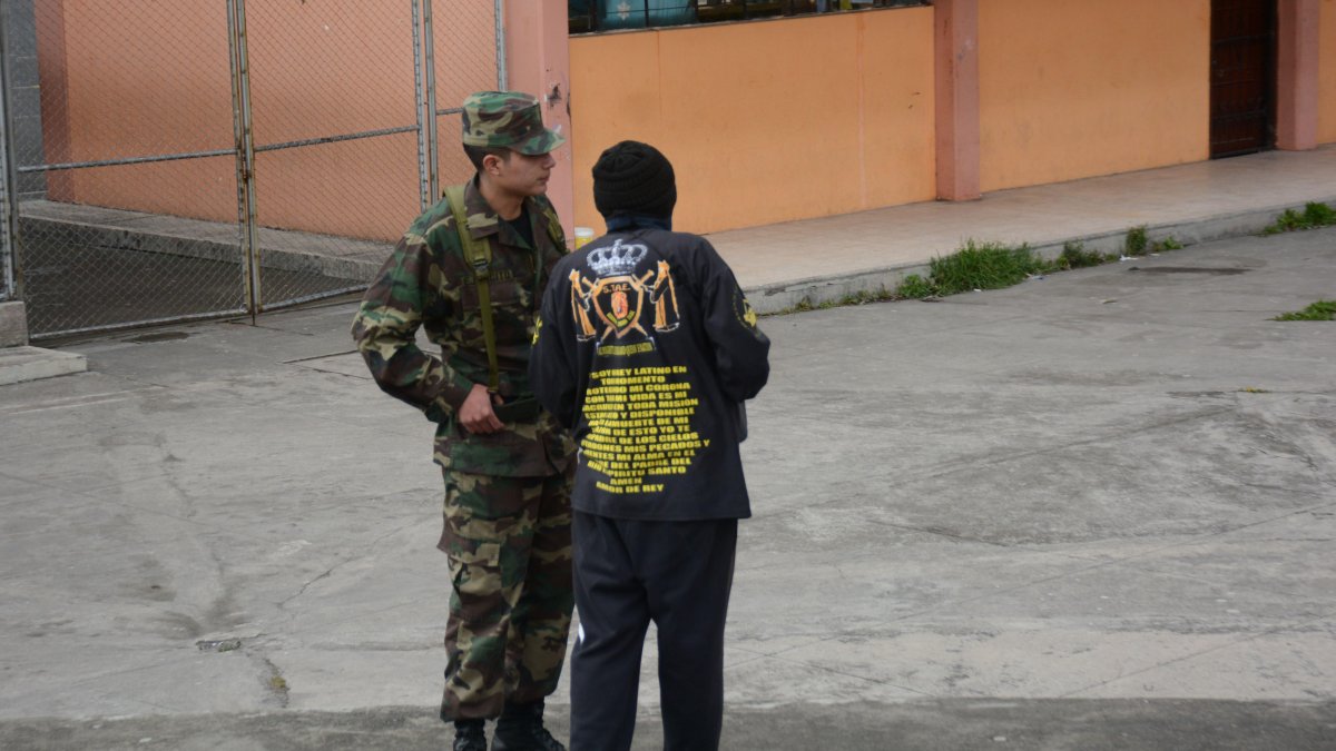 En uno de los recintos del sur capitalino revisaron a un sujeto que tenía indumentaria con los ‘códigos’ de los Latin Kings.