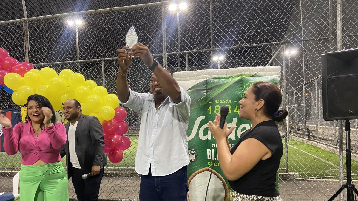 Eduardo Hurtado y su último gol, una placa que le dieron los padres de familia de    su escuela de fútbol.