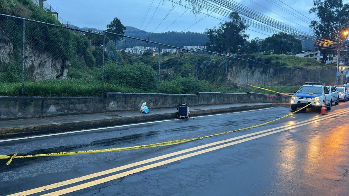 El cuerpo de la víctima fue encontrado sobre la vía y en una maleta abandonada.