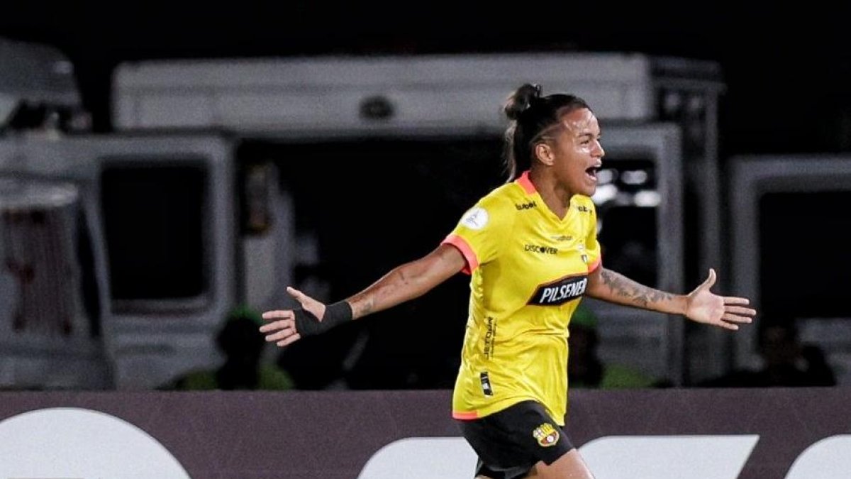 Justin Cuadra zaguera de Barcelona lista para el debut.