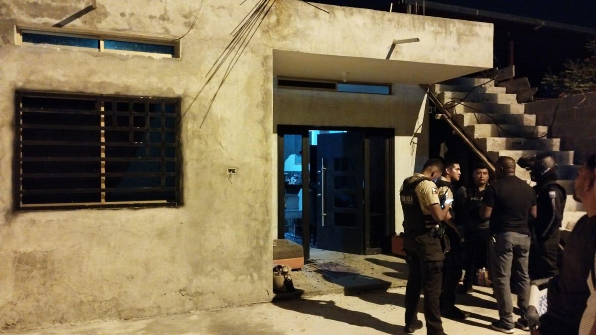 Agentes policiales realizaron el procedimiento en esta vivienda.