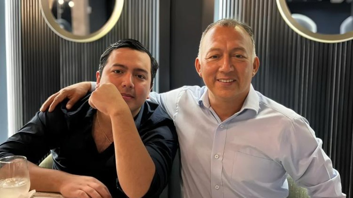 Clemente Bravo, prefecto de El Oro, junto a su hijo, Roberth Bravo.