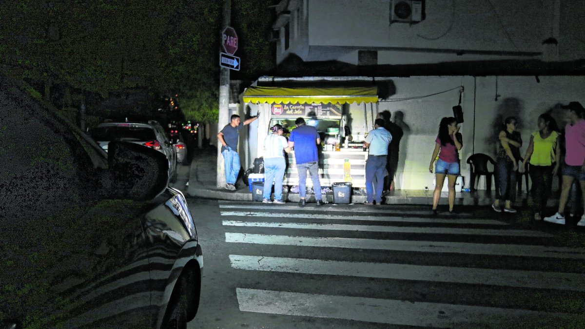 Una carreta usa la luz de una camioneta para alumbrar a sus clientes. Así laboran los comercios en la ciudad de Guayaquil. 