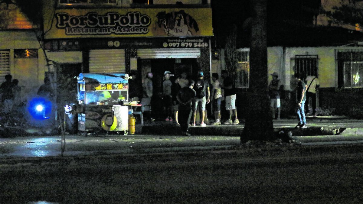 Las licoreras de Sauces mantienen su clientela pese a los apagones.