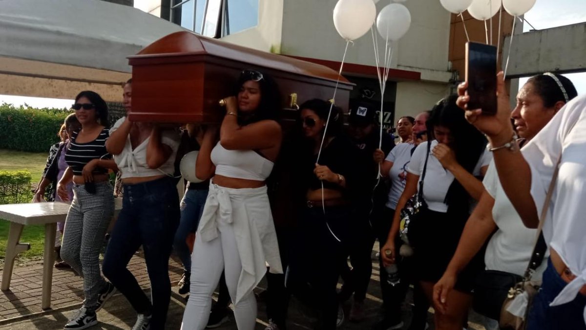 Amigas cargaron el féretro de Landy Párraga.