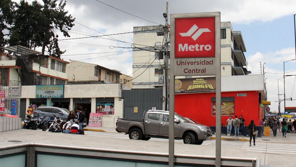 Según la información oficial, el menor de edad falleció cuando ingresaba a la estación Universidad Central, del Metro de Quito.