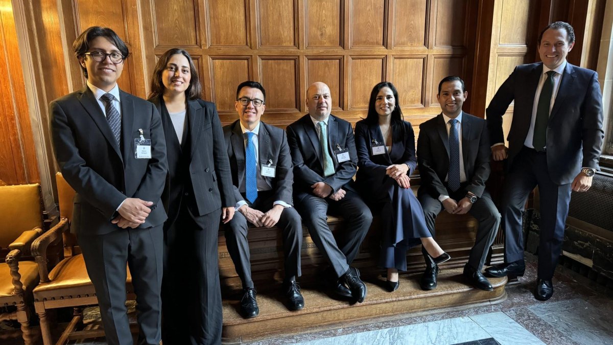 El equipo mexicano antes de ingresar la audiencia sobre medidas provisionales del caso México contra Ecuador ante la CIJ.