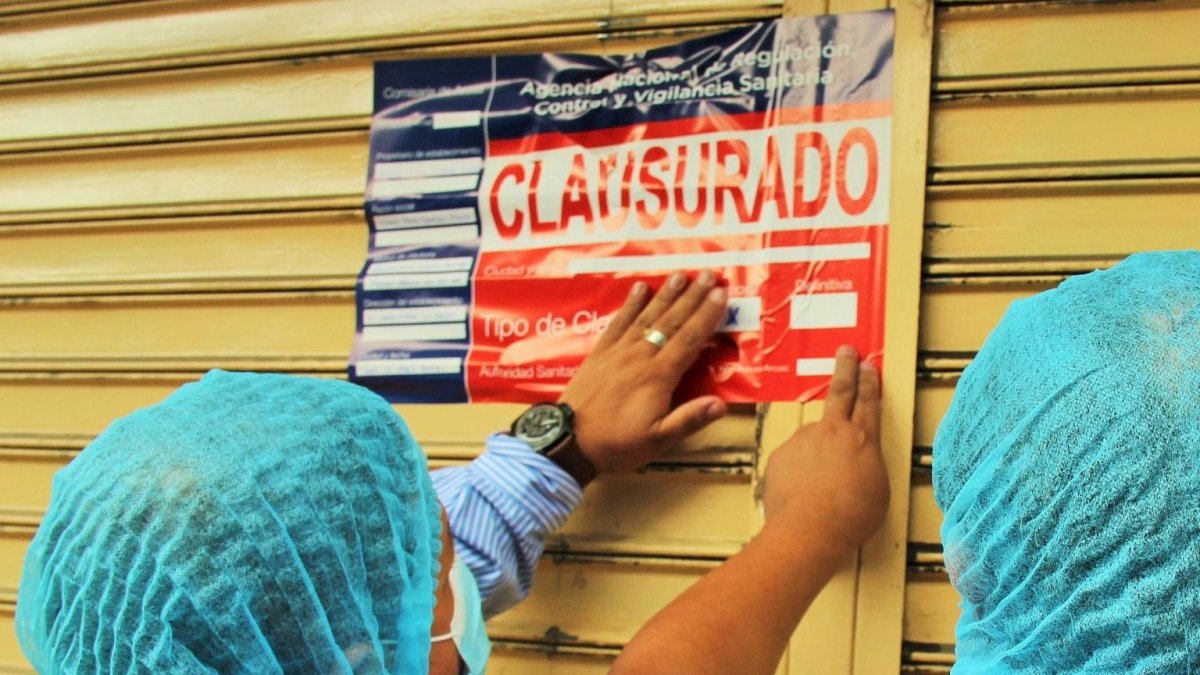 Funcionarios de ARCSA clausurando las instalaciones del restaurante situado en la provincia de Loja