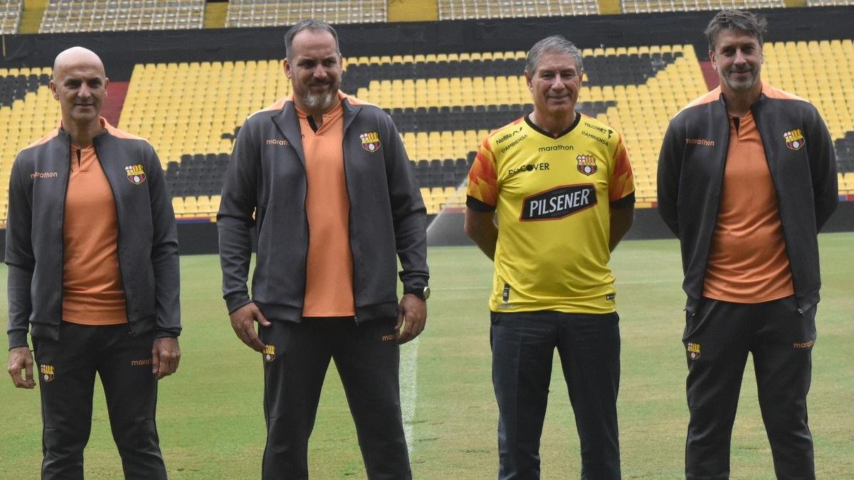(De izq. a der.) Fernando Gómez, preparador físico; Cristian Ferlauto, asistente técnico; Ariel Holan, entrenador; y Fabio Fernández.