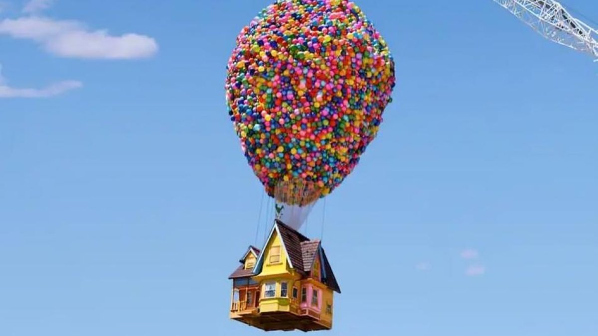 La casa está sujeta por una grúa gigante