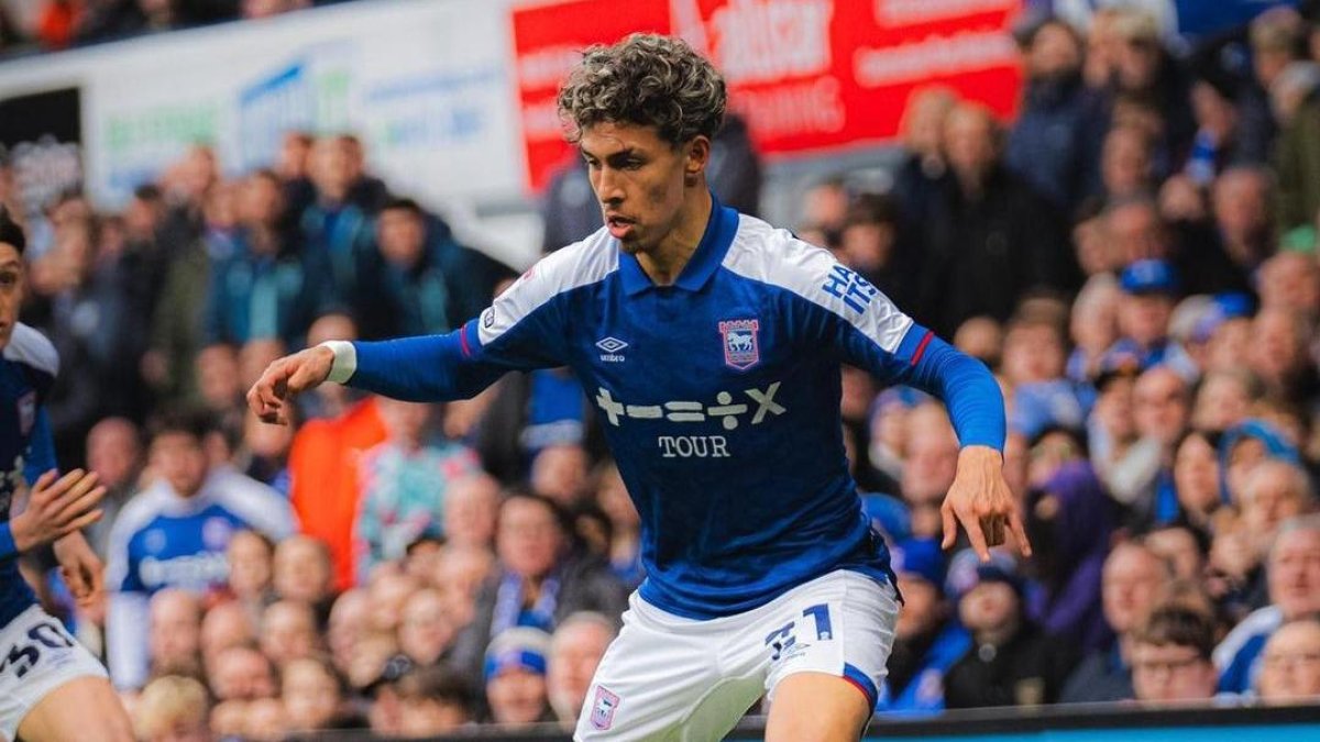 Jeremy Sarmiento repetiría en el once titular del Ipswich.